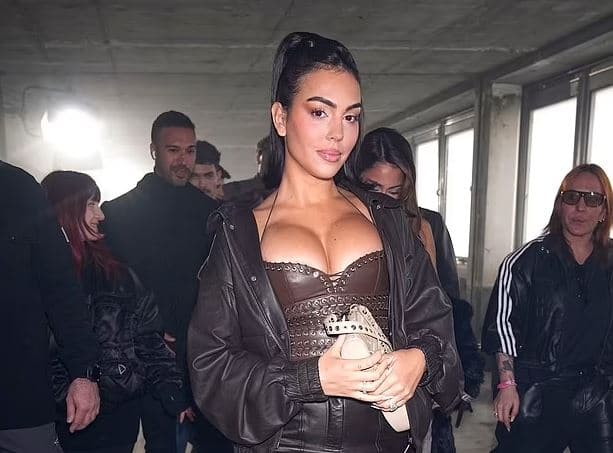 Georgina Rodriguez shfaqet e gjitha lëkurë në Javën e Modës në Paris