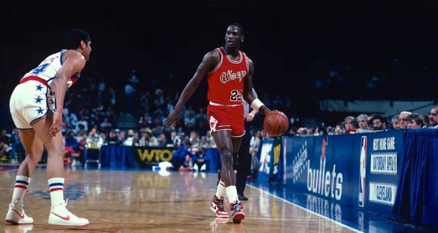 Fanellat e para të Michael Jordan dhe Kobe Bryant pritet të shiten për 20 milionë dollarë