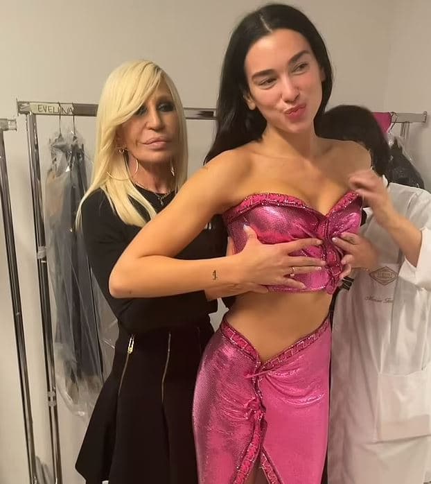 Askush nuk e bën si ti: Dua Lipa reagon pas largimit të Donatellas nga Versace