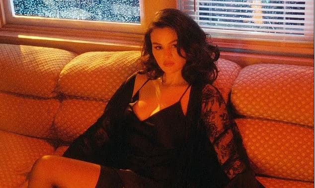 Selena Gomez shfaqet me të brendshme të zeza, për të promovuar këngën e re me të fejuarin