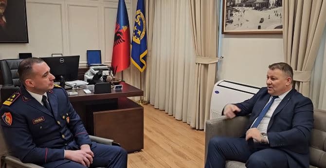 Kolonel Hoxha pritet në Tiranë nga Drejtori i Policisë së Shtetit të Shqipërisë