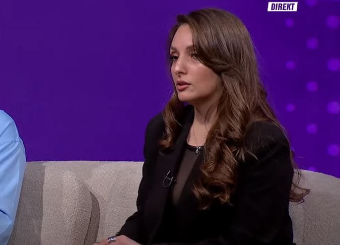 "Egli po me dhimbset"- Gazetarja komenton lojen e Eglit brenda Big Brother (VIDEO)