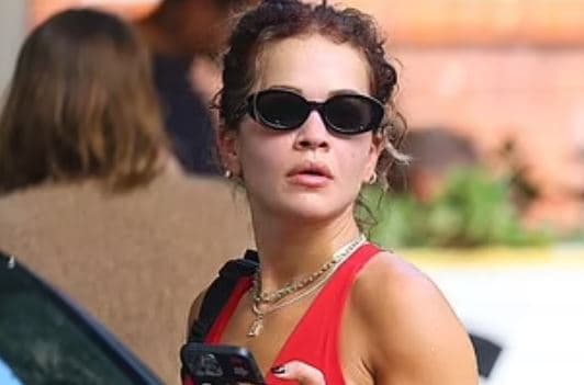 Rita Ora nxjerr në pah fizikun e saj të tonifikuar
