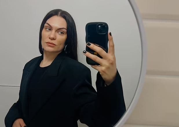 Jessie J u përgjigjet fansave pasi aluduan se është shtatzënë