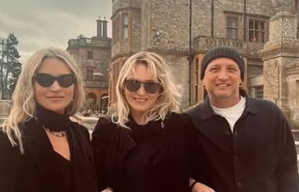 Kate Moss kalon fundjavën me familje, poston me nënën