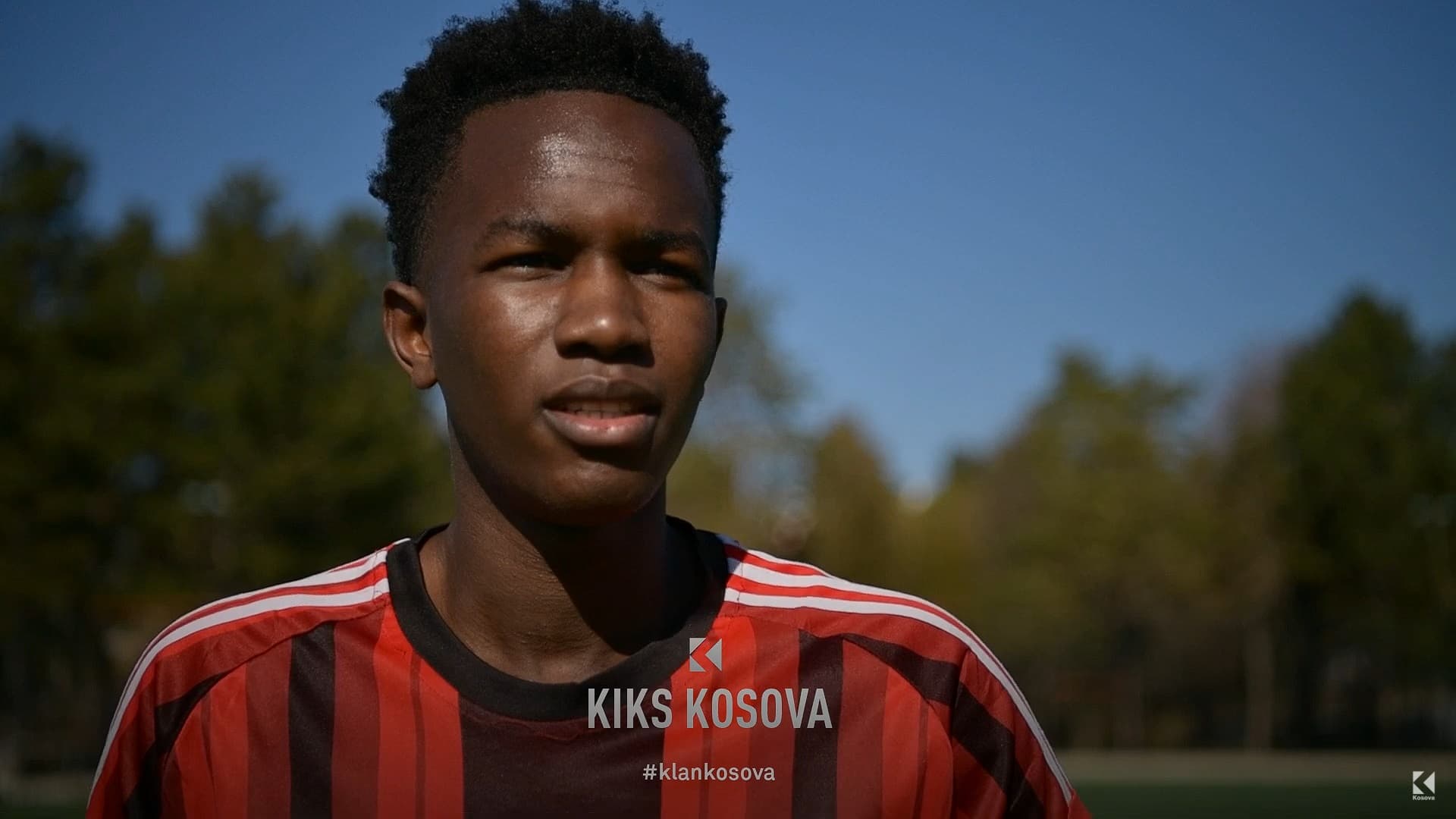 Afrikani i refuzuar, pas 9 muajsh kthehet në fushën e futbollit të “Dukagjinit” të Klinës (VIDEO)