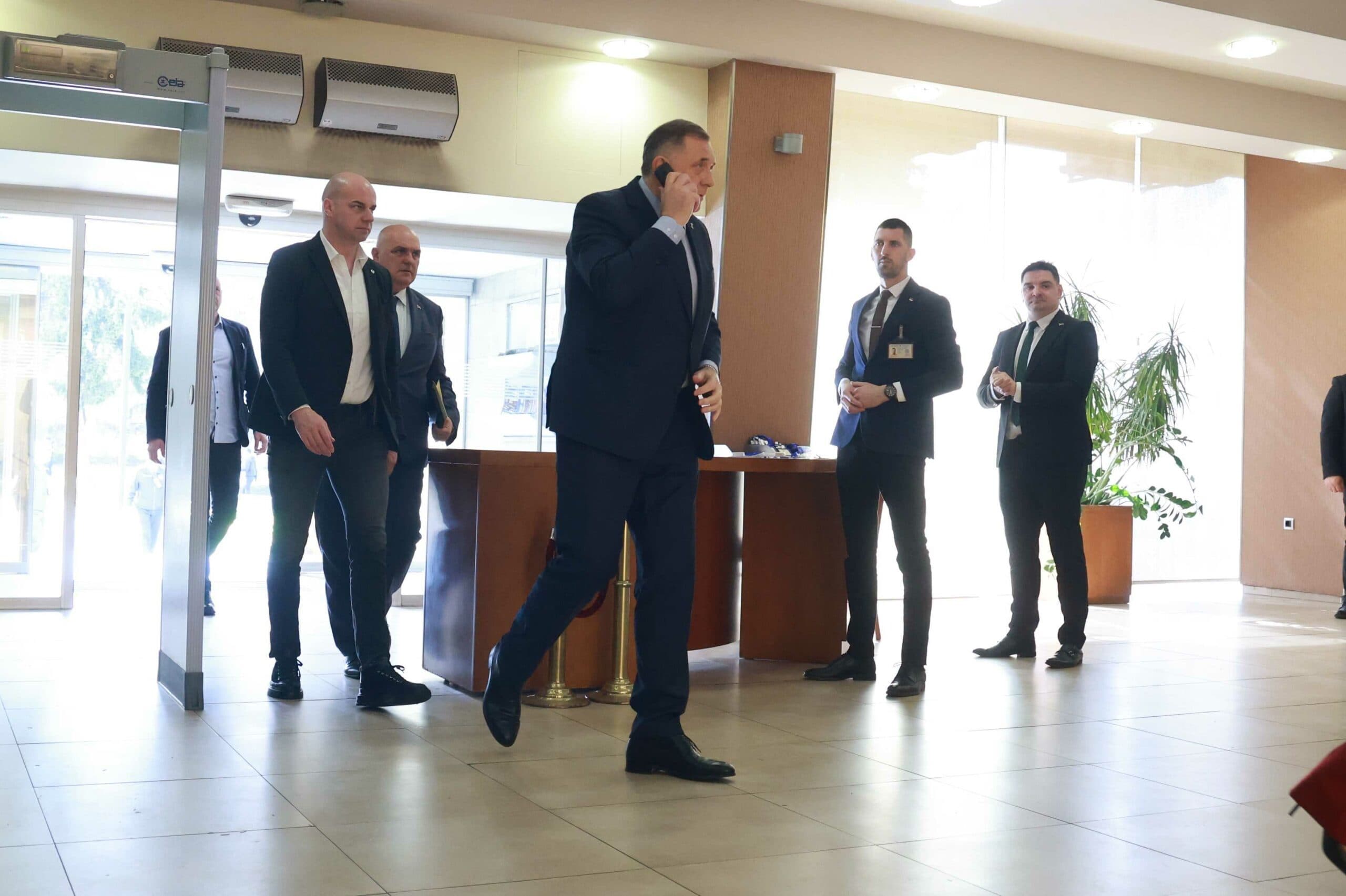 Millorad Dodik mbledh urgjentisht "të tijët", u thotë se Bosnja është uzurpatore, jo shtet (VIDEO)