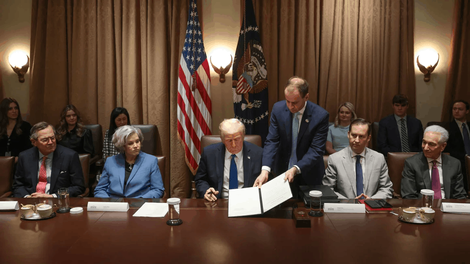 Ndalohet votimi pa pasaportë - Trump firmos ndryshimet e reja zgjedhore