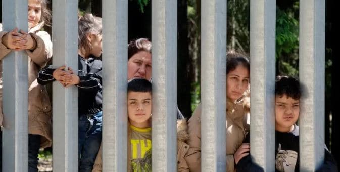 Polonia ua “heq” të drejtën migrantëve për të aplikuar për azil