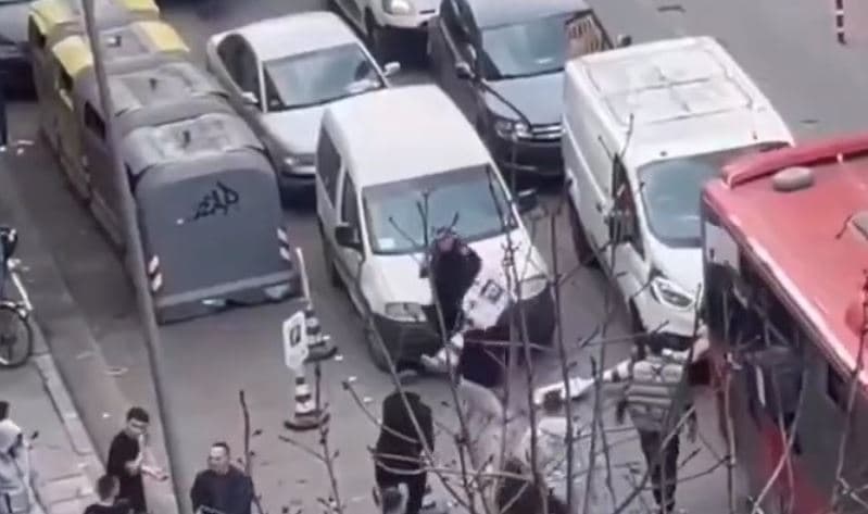 Sherr mes gjimnazistëve në Tiranë, përdoren edhe sende të forta