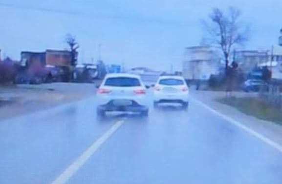 Ndëshkohet me 200 euro shoferi në Ferizaj, tejkaloi në vijë të plotë
