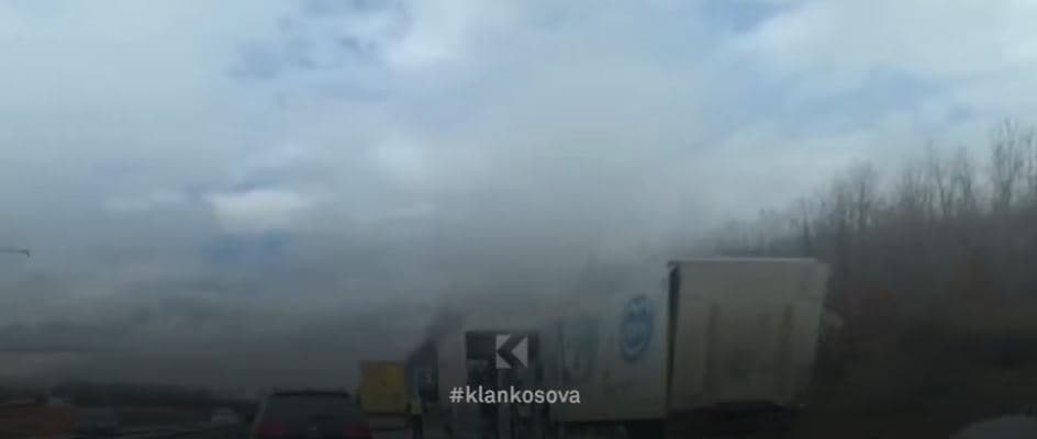 Raportohet se një kamion mallrash është përfshirë nga flakët në rrugën Prishtinë-Pejë