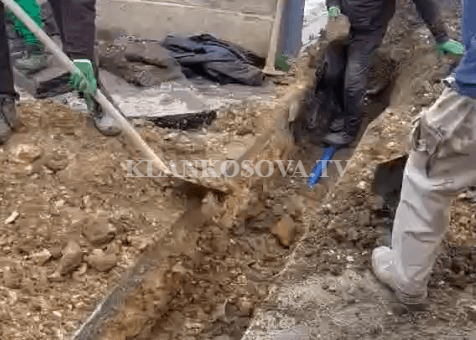 Qytetari “iu tregon” punëtorëve si ta bëjnë punën në Fushë Kosovë (VIDEO)