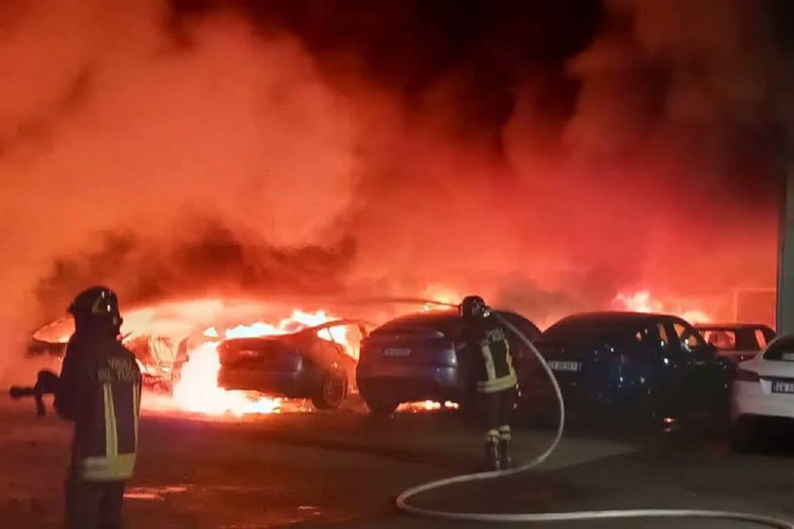 17 vetura të djegura në përfaqësinë e Teslas në Romë - këto dyshohet të jenë arsyet e zjarrit