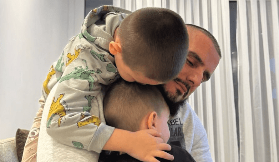 “Djemtë e babit”, Gold AG ndan një fotografi me fëmijët