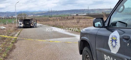 Vetura që dyshohet se u përdor në grabitje ku pati të plagosur po ekzaminohet nga policia (VIDEO)