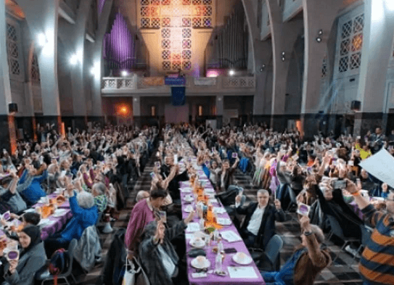 Një kishë në Belgjikë shtroi iftar për më shumë se 500 myslimanë