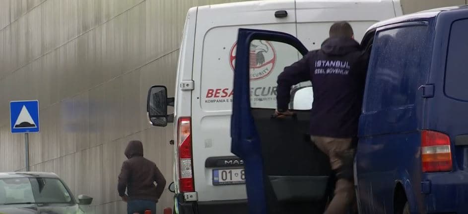 "Ishin të uniformuar dhe të armatosur me AK 47", punëtori i sigurimit jep detaje për tentim-grabitjen në Veternik