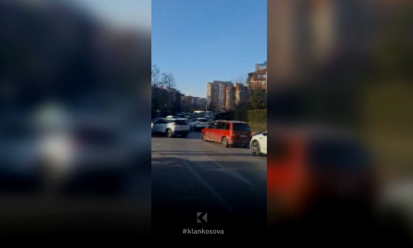 Kolona të shumta në disa pjesë të Prishtinës (VIDEO)