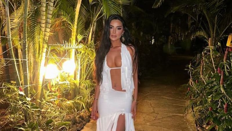 Kaderi me poza sensuale nga pushimet në Afrikë
