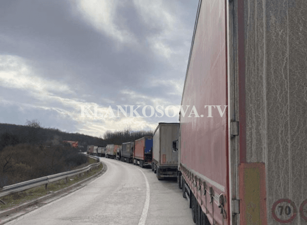 Qindra kamionë presin në kolona të gjata për të hyrë në Kosovë (VIDEO)