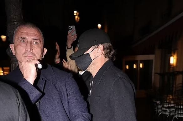 Leo DiCaprio shfaqet me të dashurën 26-vjeçare, por del i maskuar