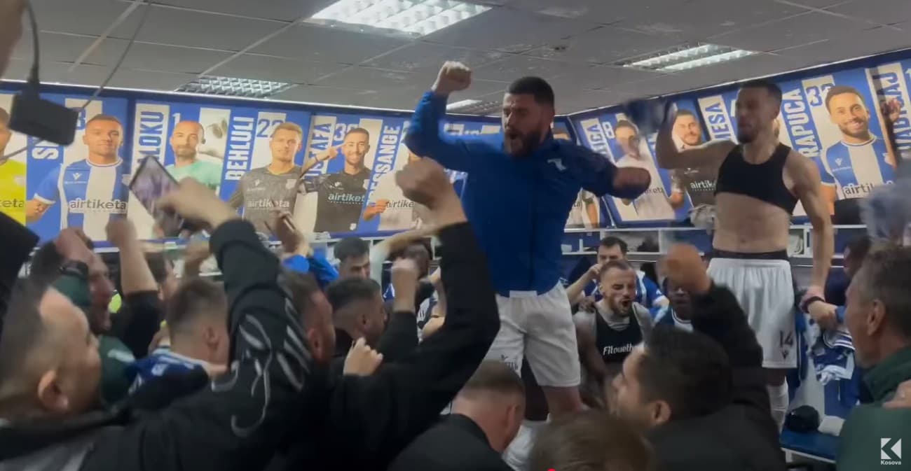 Futbollistët e Dritës e festojnë triumfin në derbi me vargje të "Intelektualëve" (VIDEO)
