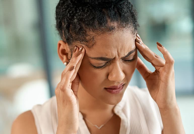 Si mund të ndikojnë menopauza dhe cilësia e gjumit në simptomat e migrenës?