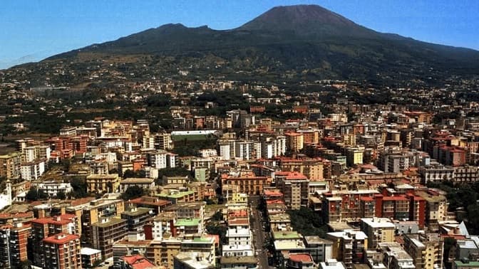 Tërmeti i fuqishëm në Napoli: Mijëra qytetarë kalojnë natën jashtë pas dridhjeve të forta