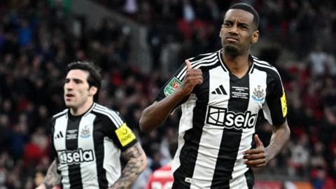 Pas 70 vjetësh, Newcastle 'rrëmben' trofeun e Carabao Cup