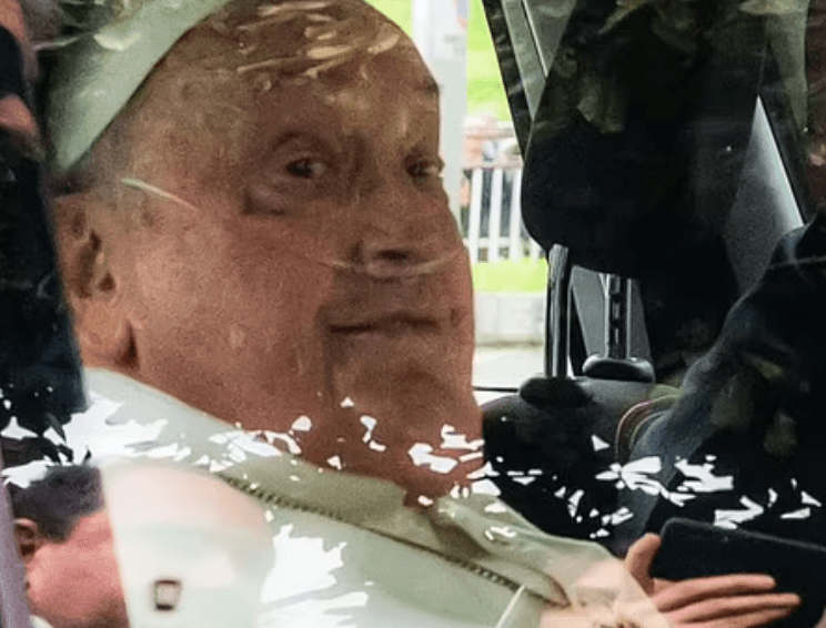 U lirua të dielën nga spitali, por Papa Françesku ishte shumë pranë vdekjes