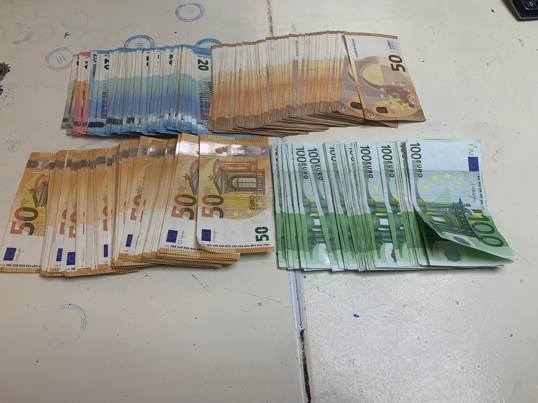 Dalin detaje - si u kapën 15 mijë euro në veturën me targa të Bosnjës?