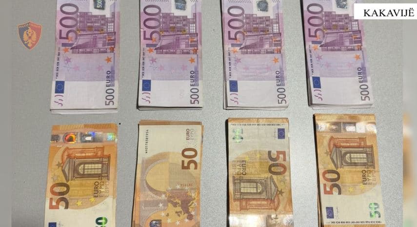 Tentoi t’i nxirrte nga Shqipëria mbi 28 mijë euro pa i deklaruar, procedohet 43-vjeçari