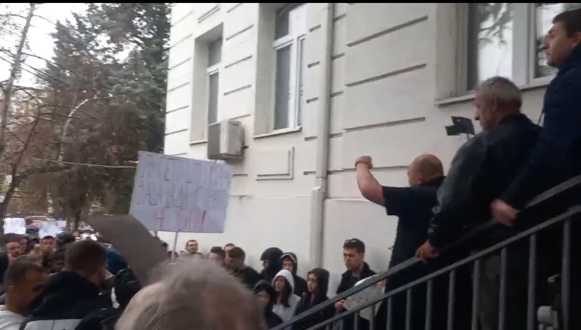 Eskalon protesta para Komunës në Koçan, dritaret thyhen me gurë