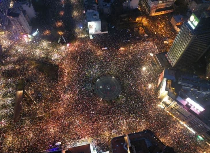 Mbushen sheshet e Beogradit, MPB-ja serbe thotë se janë 107 mijë protestues