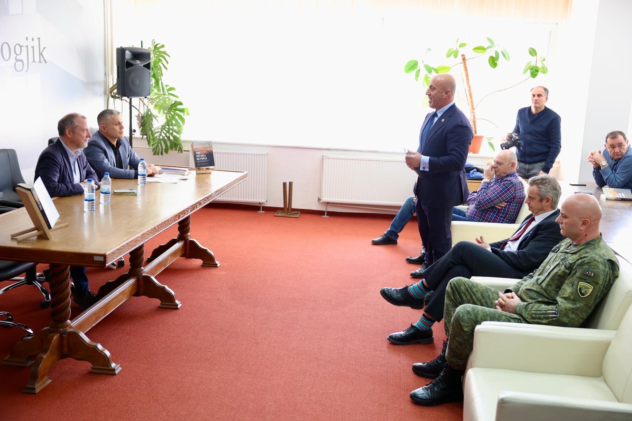 Haradinaj merr pjesë në promovimin e librit "Nën një qiell me pupla" të kolonelit Ade Clewlow