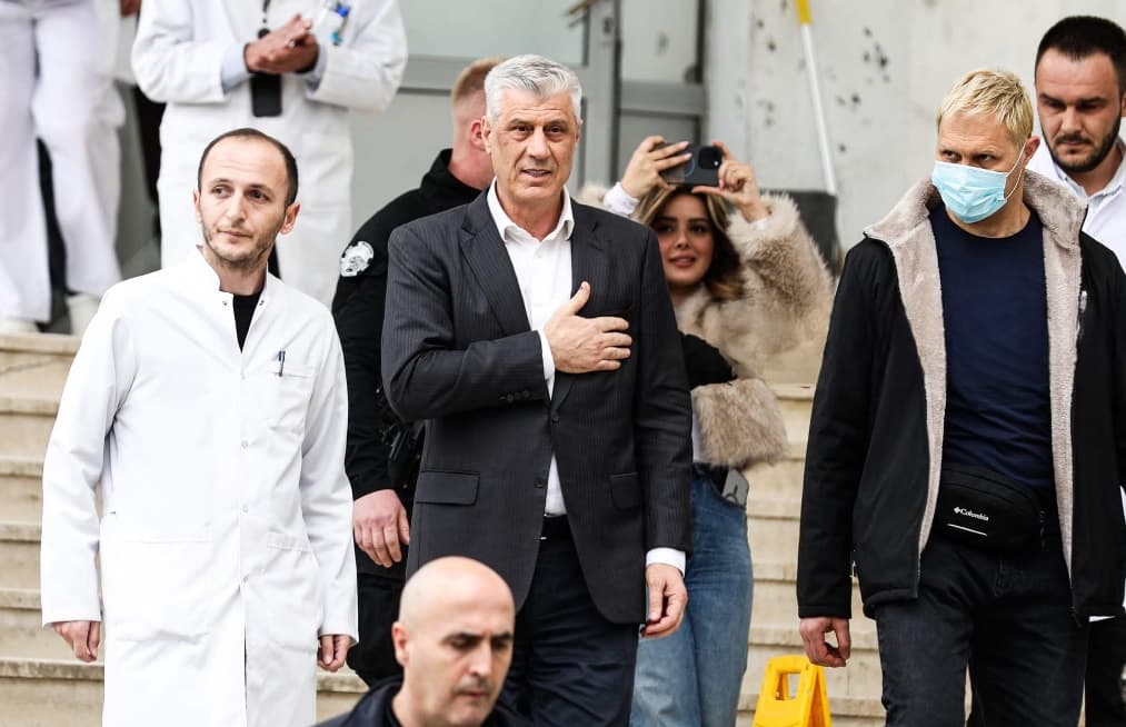 Hashim Thaçi takoi prindërit dhe gruan, por vëllezërit i pa vetëm nga larg (VIDEO)