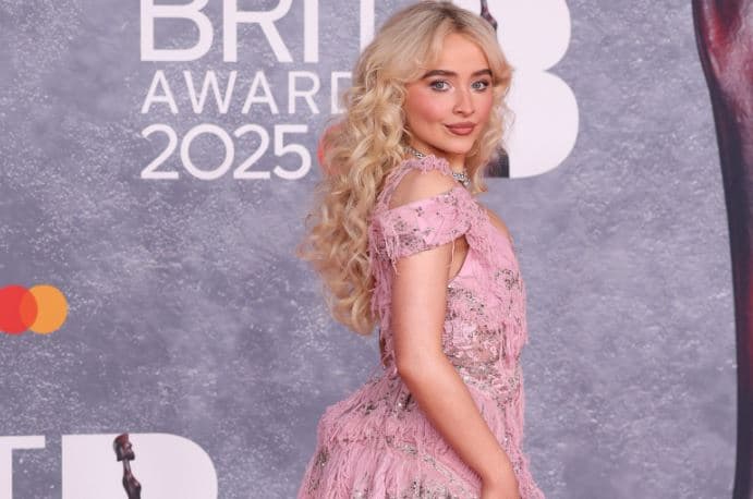 Ngjyra “pink” i paska hije Sabrina Carpenterit