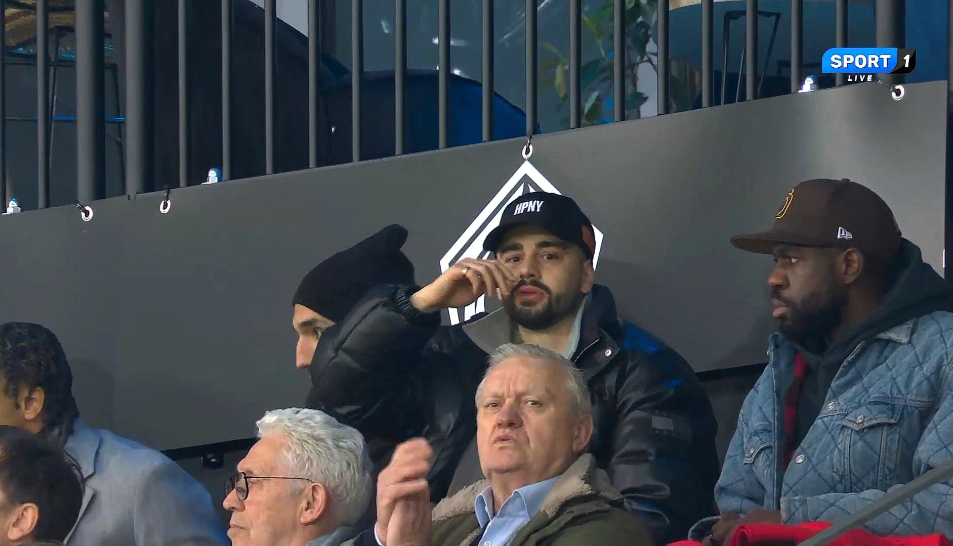 Zhegrova po e shikon nga tribuna skuadrën e tij që po fiton ndaj Dortmund