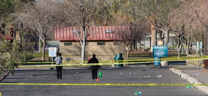 Tre të vrarë dhe 14 të plagosur nga të shtënat me armë në New Mexico