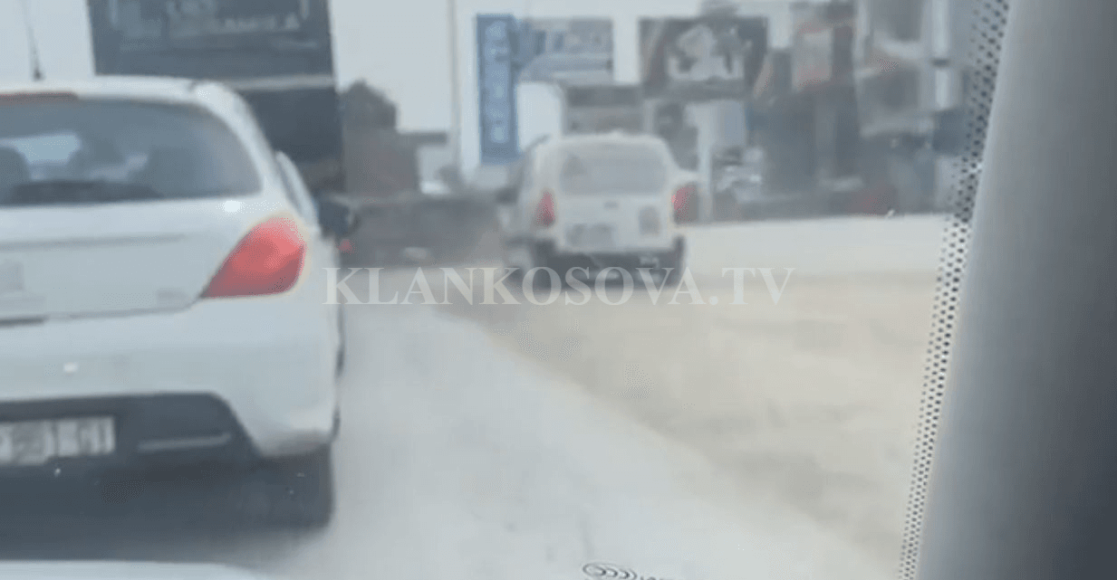 “Pikapit” e kamionit s’iu pritet në kolonë, bëjnë tejkalim të rrezikshëm (VIDEO)