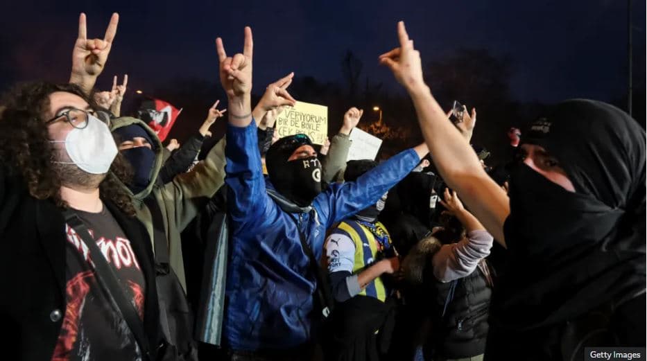 Mijëra njerëz dolën në protestat në Turqi, mbi 1 mijë e 400 të arrestuar
