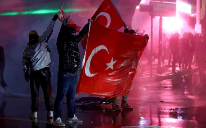 Turqia ndalon nëntë gazetarë gjatë protestave kundër arrestimit të Imamoglut