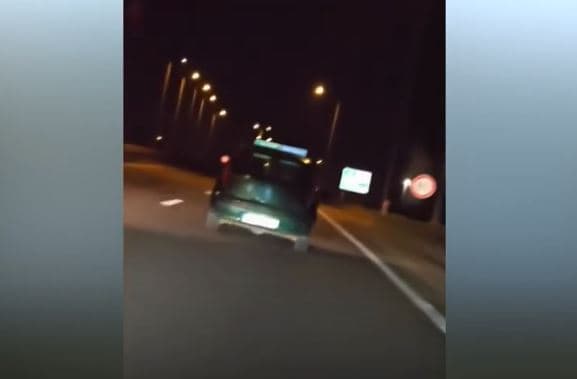 Vetura me drita fikur lëviz në rrugën Prishtinë - Pejë (VIDEO)