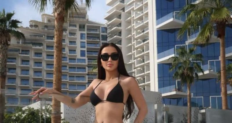 Xheneta nis pushimet në Dubai, pozon me bikini nga atje