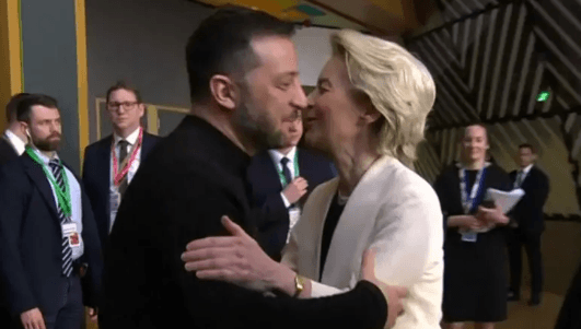Zelenskyy arrin në Bruksel, pritet me përqafime nga Ursula von der Leyen