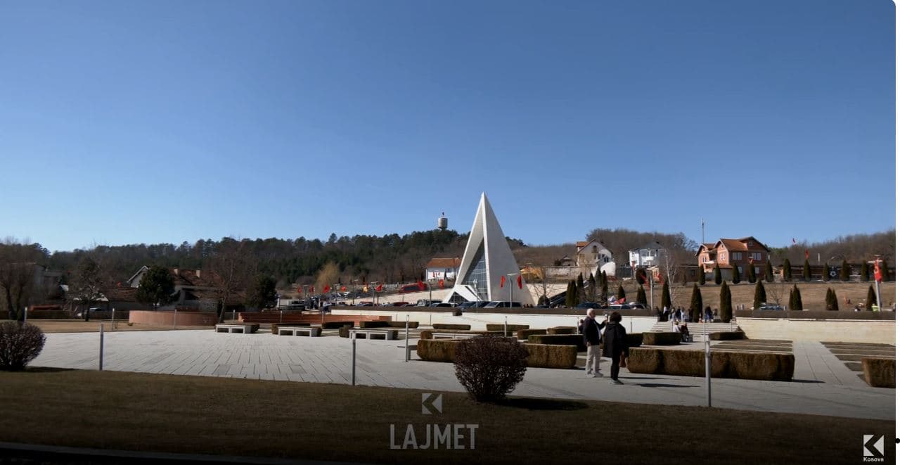 Kush i lajmëroi Jasharët nga mali, se serbët po e rrethonin kullën e tyre në Prekaz? (VIDEO)
