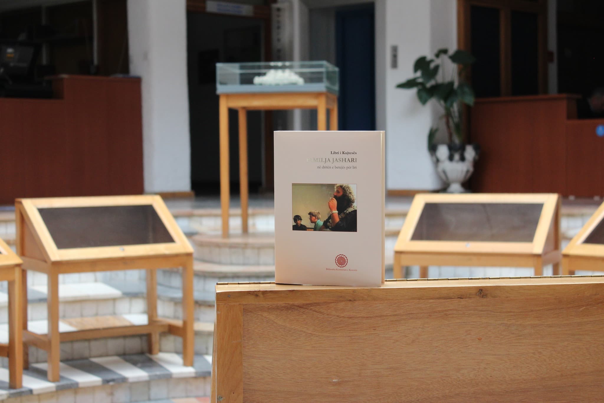 Në Bibliotekën Kombëtare hapet ekspozita kushtuar veprës heroike të familjes Jashari