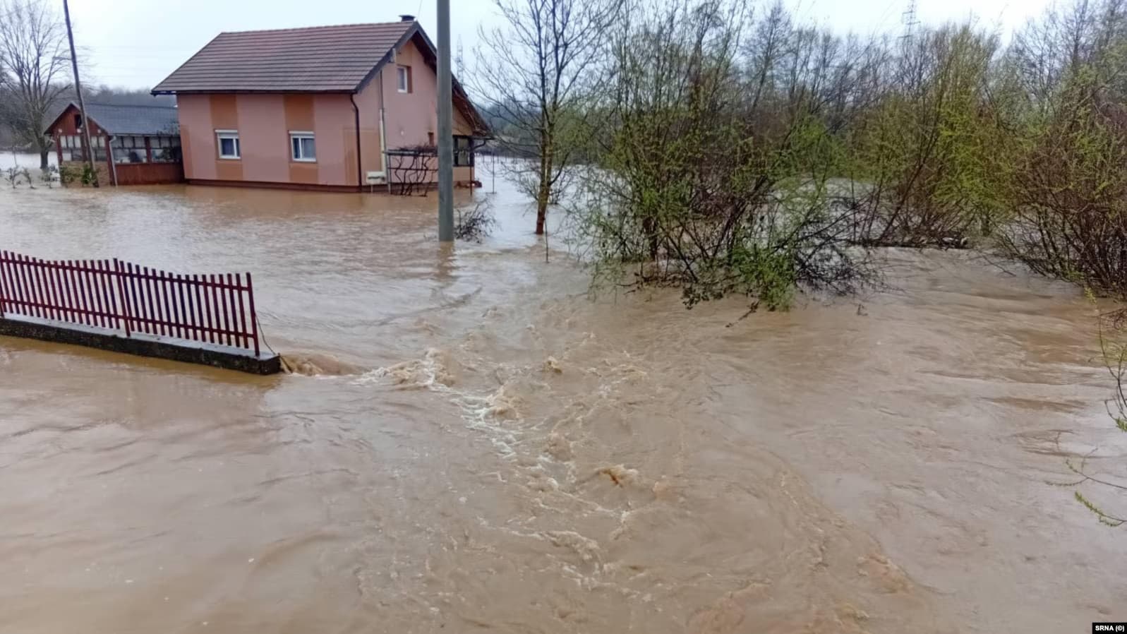 Shpallet gjendje e jashtëzakonshme në Bosnjën perëndimore pas shirave