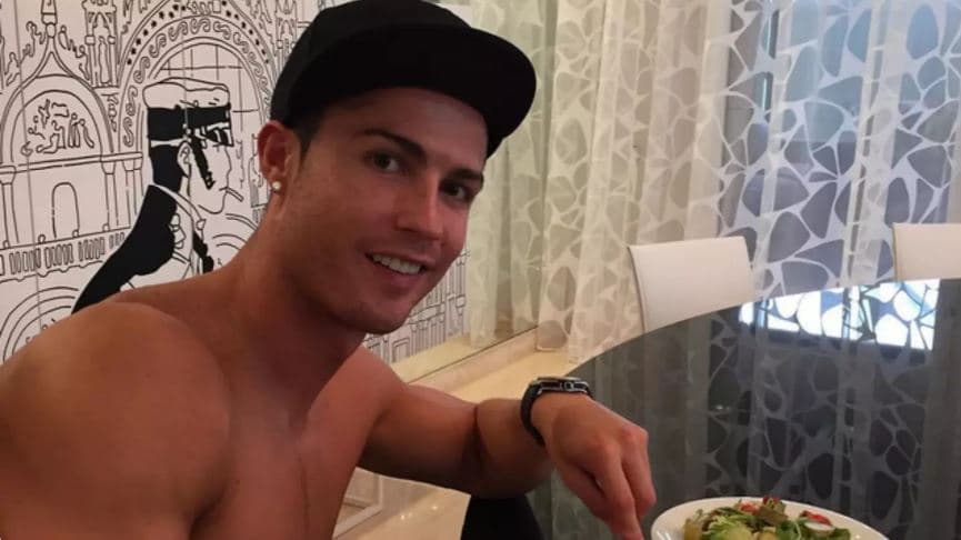 Qepë, vezë e merluc të kripur, kjo është pjata e pazakontë që e Cristiano e ha gjithmonë